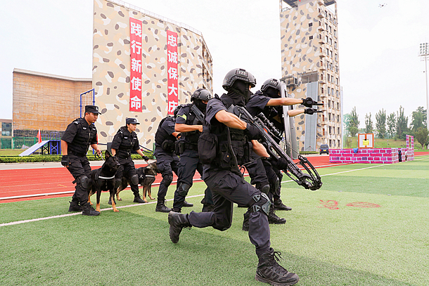 酷似警匪大片！成都开展实战演练暨誓师大会