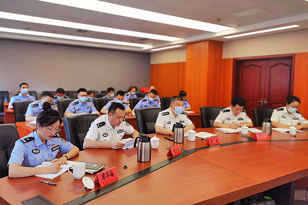 四川举行全省公安法制系统先进事迹报告会议